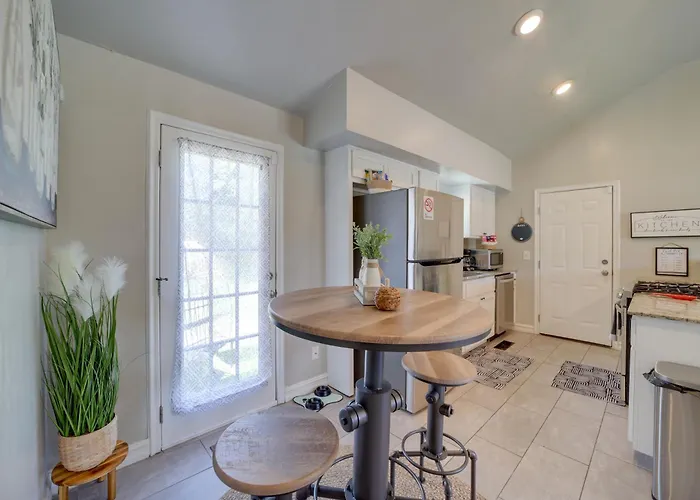 1 Mi To Arts District: W/ Yard! * Tulsa