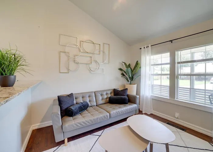 1 Mi To Arts District: W/ Yard!