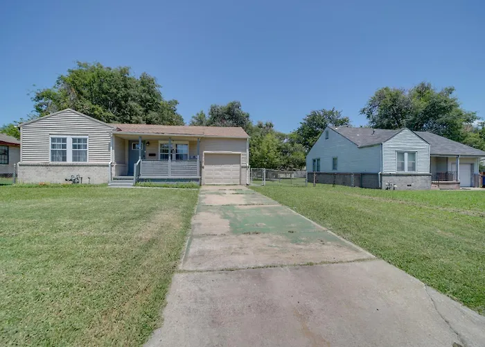 1 Mi To Arts District: W/ Yard! Tulsa